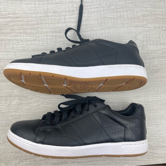 Nike Women’s Tennis 'Classic Ultra’ Leather Sneaker in Black, US 7.5 - Picture 10 of 13